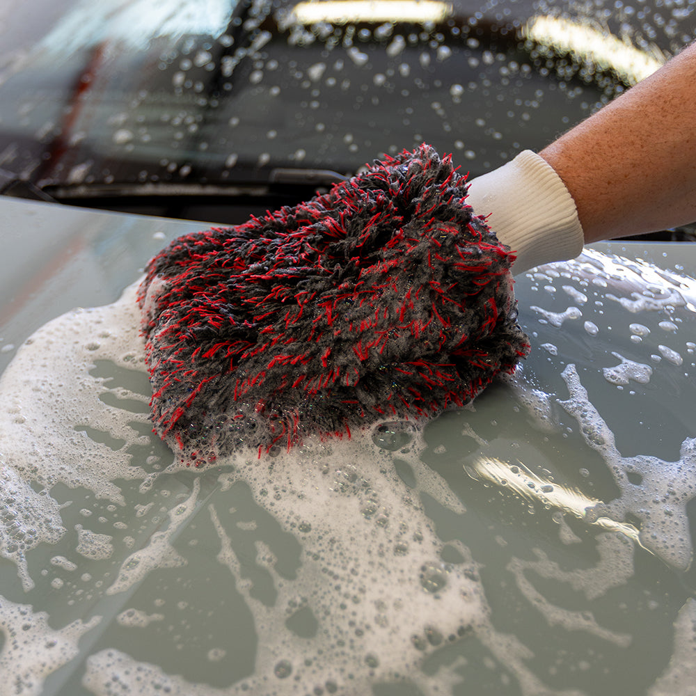 Handwäsche eines Fahrzeugs mit Ultra Wash & Foam und einem Waschhandschuh