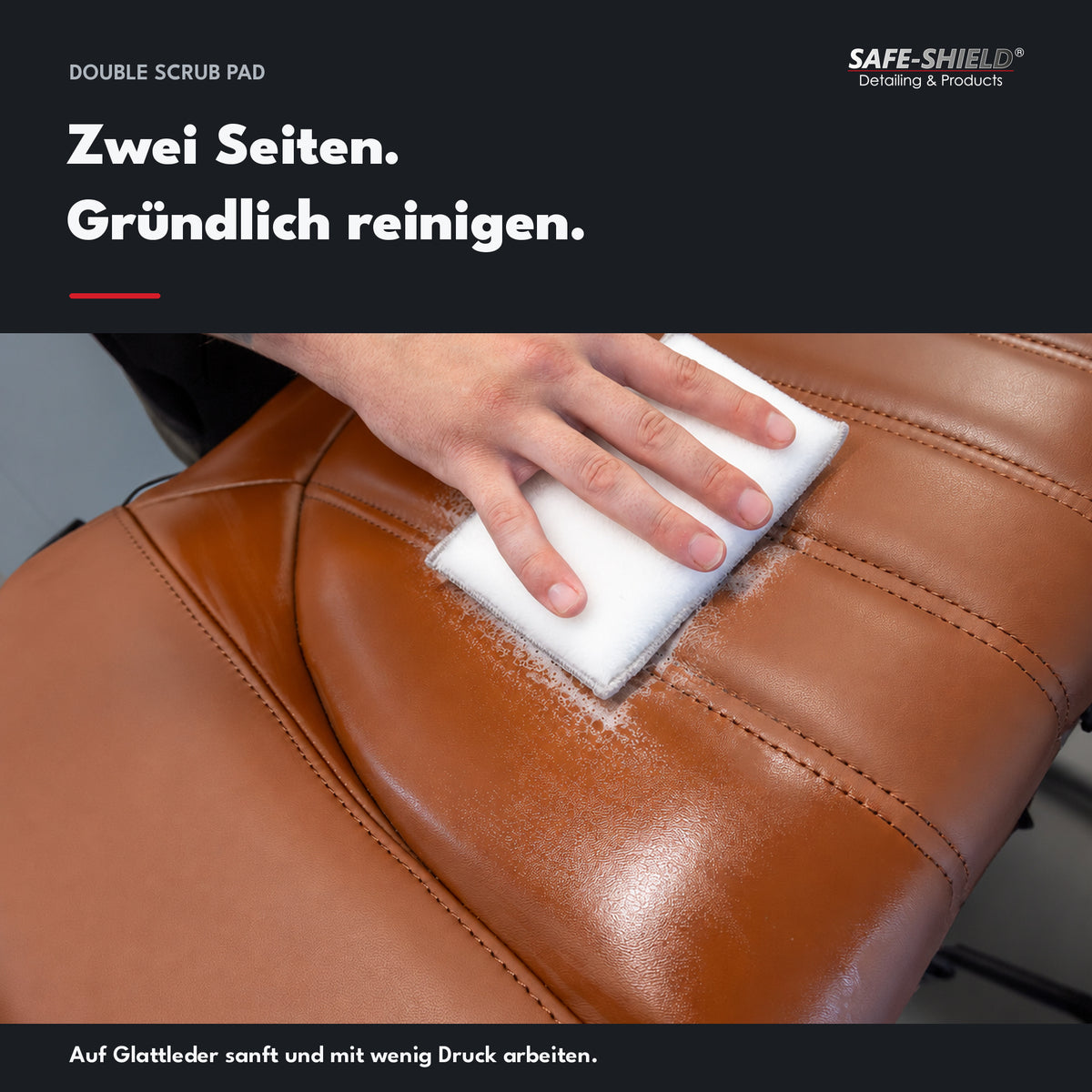 Brauner Glattleder-Autositz wird mit dem Double Scrub Pad und Reinigungsschaum sanft gereinigt.