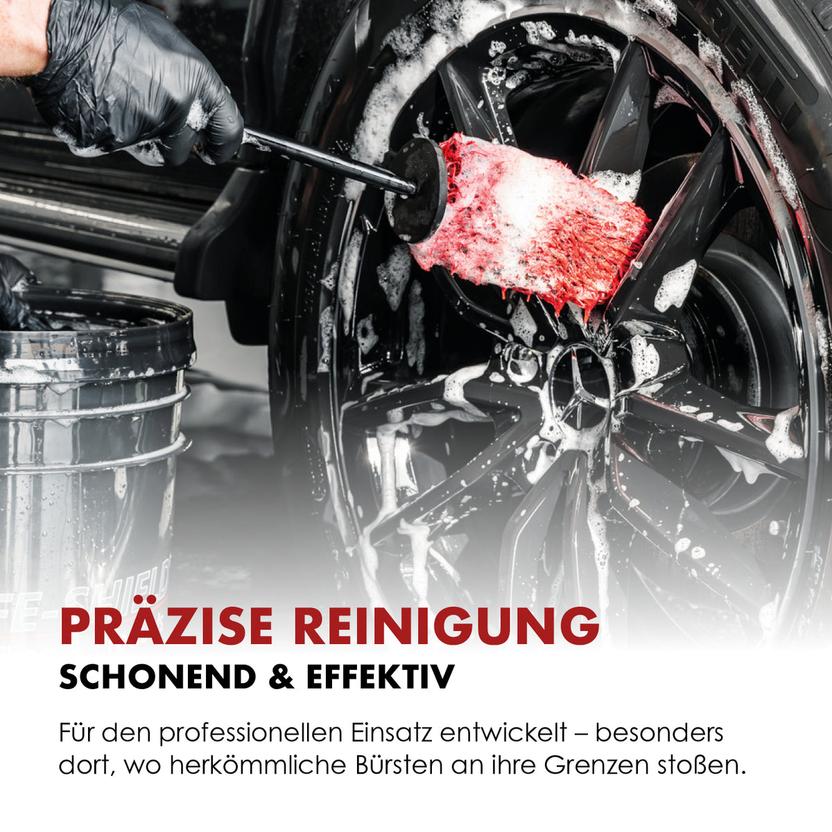 Flache Felgenbürste bei der Reinigung einer eingeschäumten Felge zwischen den Speichen