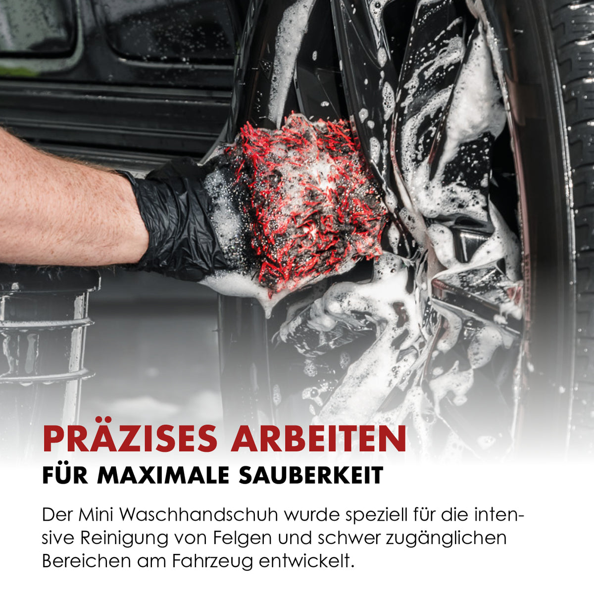 Wheel Mitt bei der Handreinigung einer eingeschäumten Felge zwischen den Speichen