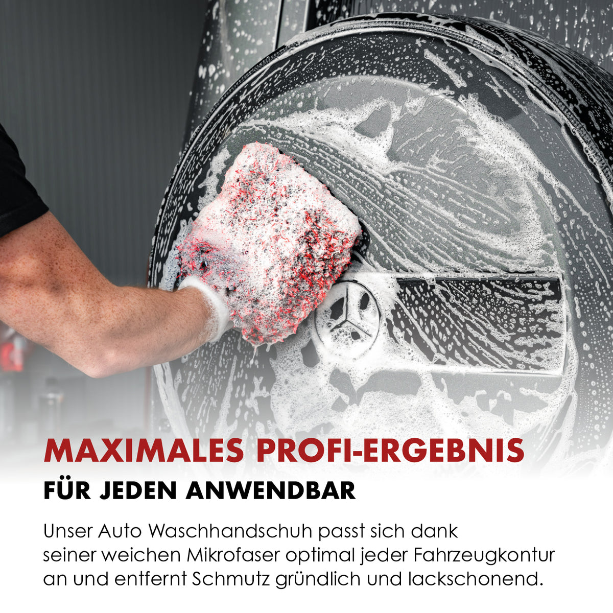 Auto Waschhandschuh bei der Handwäsche eines eingeschäumten Fahrzeughecks
